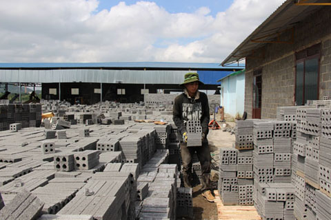Sắp xếp sản phẩm gạch không nung tại một cơ sở sản xuất trong Khu công nghiệp Hòa Phú, TP. Buôn Ma Thuột.
