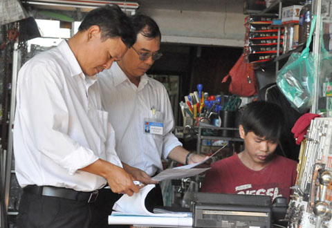 Cán bộ thuế kiểm tra một cơ sở kinh doanh trên địa bàn huyện Krông Pắc