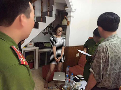 Lực lượng công an bắt giữ Trần Thị Hương Giang Ảnh: FACEBOOK