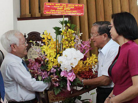 Chủ tịch UBND TP HCM Lê Hoàng Quân (trái) đến thăm nguyên Giám đốc Sở GD-ĐT TP HCM Trương Song Đức Ảnh: HUY LÂN