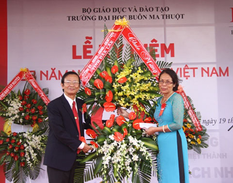 Phó Chủ tịch UBND tỉnh Mai Hoan Niê Kdăm  tặng hoa chúc mừng thầy và trò nhà trường.