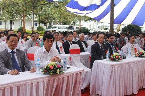 Các thành viên Hiệp hội cà phê ca cao Việt Nam tham quan mô hình sản xuất cà phê bền vững tại huyện Krông Pắc. 