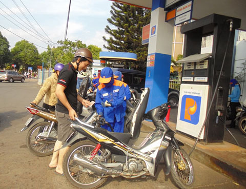 Khách mua xăng tại cửa hàng Công ty xăng dầu Nam Tây Nguyên.