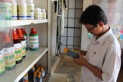 Cán bộ Chi cục Bảo vệ thực vật tỉnh kiểm tra tại một cơ sở kinh doanh thuốc bảo vệ thực vật tại huyện M'Đrắk