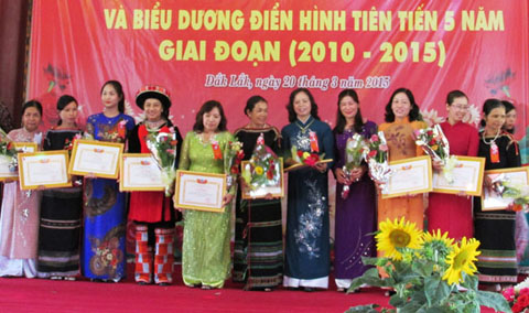 Cán bộ Hội Phụ nữ có thành tích  xuất sắc trong phong trào thi đua yêu nước nhận Bằng khen của UBND tỉnh.