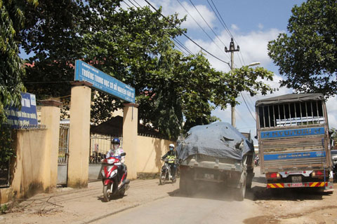 Xe tải đậu và lưu thông chiếm hết lòng con hẻm 119 Nguyễn Văn Cừ.