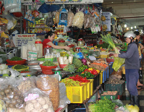 Người dân chọn mua thực phẩm tại Chợ Trung tâm TP. Buôn Ma Thuột.  