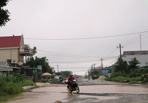 Nhiều đoạn dây điện vắt ngang đường tiềm ẩn mối nguy hiểm tại địa bàn xã Cư Ni, huyện Ea Kar. Ảnh: M.T