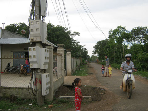 Trụ điện hạ thế tại thôn 2, xã Ea Hu, huyện Cư Kuin tập trung  nhiều công tơ của người dân.