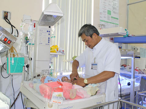 Chăm sóc trẻ  sinh non tháng  tại khoa  Hồi sức  cấp cứu nhi và nhi  sơ sinh, Bệnh viện Đa khoa tỉnh.