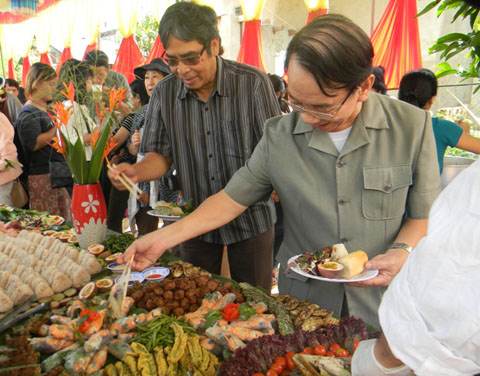Thực khách tham gia Ngày hội văn hóa ẩm thực tại Nông trại Nicoyasai (phường Ea Tam,TP. Buôn Ma Thuột). 