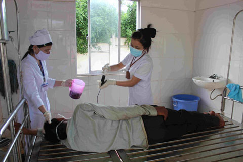 Nhân viên y tế  Bệnh viện Đa khoa huyện  Ea H’leo đang  cấp cứu một  thanh niên uống thuốc  diệt cỏ.                        