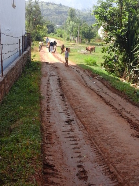 Con đường thôn 1, xã Ea Trul trước khi thi công với mặt đường hẹp,  sụt lún nhiều chỗ.