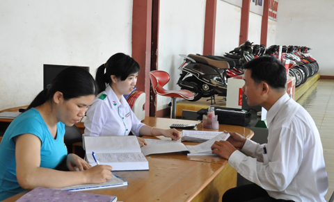 Cơ quan thuế kiểm tra hóa đơn GTGT tại một doanh nghiệp trên địa bàn huyện Cư Kuin