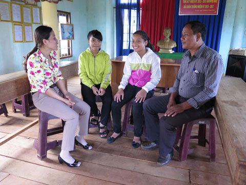 Các thành viên CLB Bảo vệ trẻ em dựa vào cộng đồng buôn Pu Huê trao đổi với các em gái tham gia CLB.