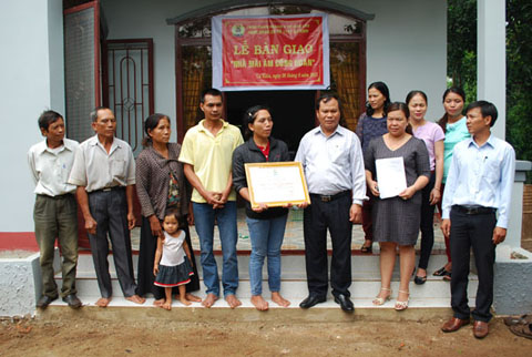 Bàn giao nhà “Mái ấm công đoàn” cho gia đình chị H’Zel Niê, đoàn viên công đoàn cơ sở Trạm Y tế xã Ea Ning (huyện Cư Kuin).