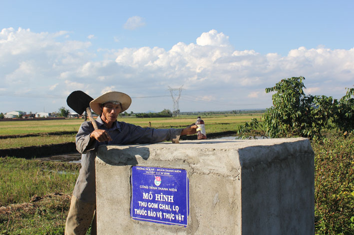 Ông Nguyễn Văn Sánh, tổ dân phố Quyết Thắng, thị trấn Ea Pốk,  huyện Cư M’gar bỏ chai thuốc BVTV nhặt lúc làm đồng vào bể chứa.