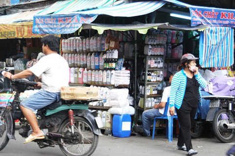 Hóa chất, hương liệu tạo mùi thực phẩm được bày bán tràn lan ở chợ Kim Biên, trong đó có “cà phê siêu đặc” (ảnh dưới)