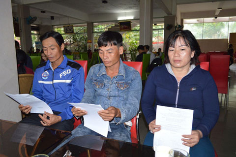 Bà Lai, ông Quyền và ông Toàn (từ phải qua) tố cáo Công an huyện Krông Ana dùng nhục hình