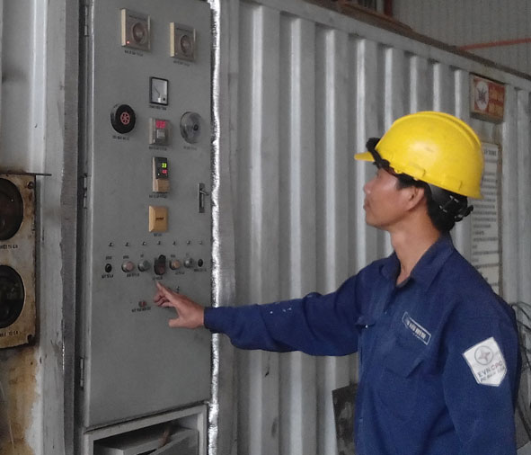 Tủ điều khiển tinh vô cấp nhiệt độ lò sấy  máy biến áp  đang được  vận hành thí nghiệm  tại Xí nghiệp Điện cơ.