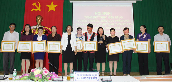 Các cá nhân, tập thể có thành tích xuất sắc được vinh danh trong Đại hội Thi đua yêu nước  huyện Krông Ana lần thứ IV (2010 - 2015).