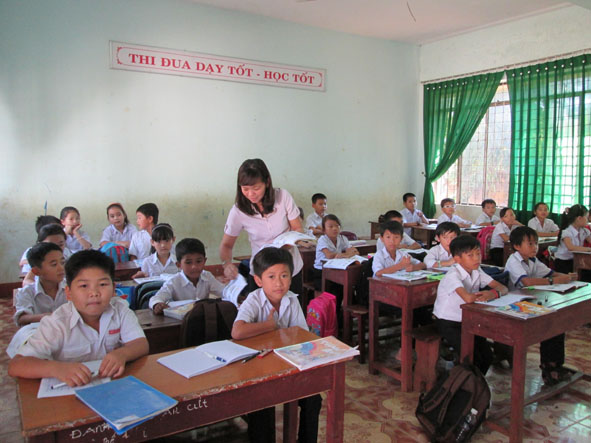 Giờ học tiếng Anh của học sinh lớp 3C, Trường Tiểu học Hoàng Hanh  (xã Hòa Hiệp, huyện Cư Kuin).
