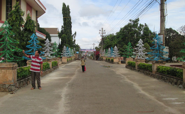 Tuyến đường trục 2 thôn Kim Phát (xã Hòa Hiệp, huyện Cư Kuin)  được người dân trang trí đón Giáng sinh.