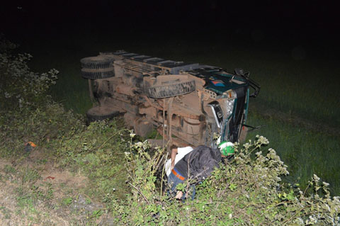 Chiếc xe tải lật nghiêng dưới ruộng lúa khiến 2 người bị thương nặng