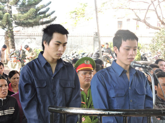 Bị cáo Lang Huy Mân (trái) và Nguyễn Văn Hùng tại phiên tòa sơ thẩm