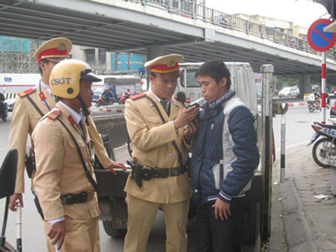 Kiểm tra nồng độ cồn đối với tài xế xe tải tại Hà Nội Ảnh: Nguyễn Hưởng