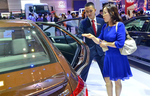Khách hàng chọn mua xe tại triển lãm ô tô tổ chức ở TP HCM Ảnh: TẤN THẠNH