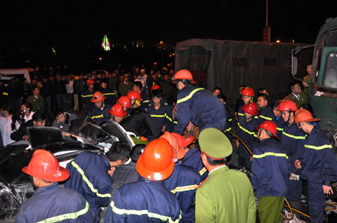 Lực lượng chức năng và người dân giải cứu tài xế bị mắc kẹt trong xe Camry trong vụ tai nạn xảy ra tối 7-12 tại TP Hạ Long, tỉnh Quảng Ninh Ảnh: Trọng Đức