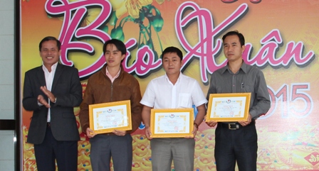 Lãnh đạo Ban Tuyên giáo Tỉnh ủy trao giải A các tác giả, nhóm tác giả đoạt giải A -Giải báo chí tỉnh năm 2014