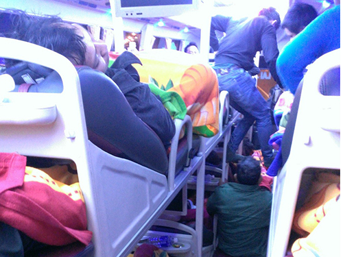 Hành khách bị nhồi nhét trên xe giường nằm ở Gia LaiẢnh: hoàng thanh