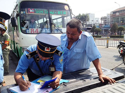 Lực lượng liên ngành của TP HCM xử phạt xe khách vi phạmẢnh: Lê Phong