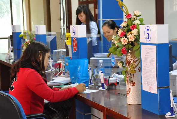 Khách hàng đang giao dịch tại Vietinbank Chi nhánh Dak Lak.