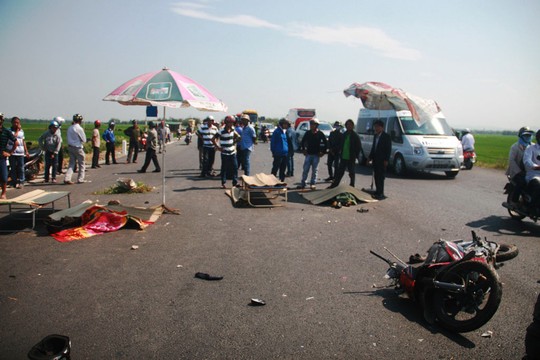 Hiện trường vụ tai nạn giao thông khiến 2 người tử vong ở Quảng Nam ngày 24-2 Ảnh: QUANG VINH
