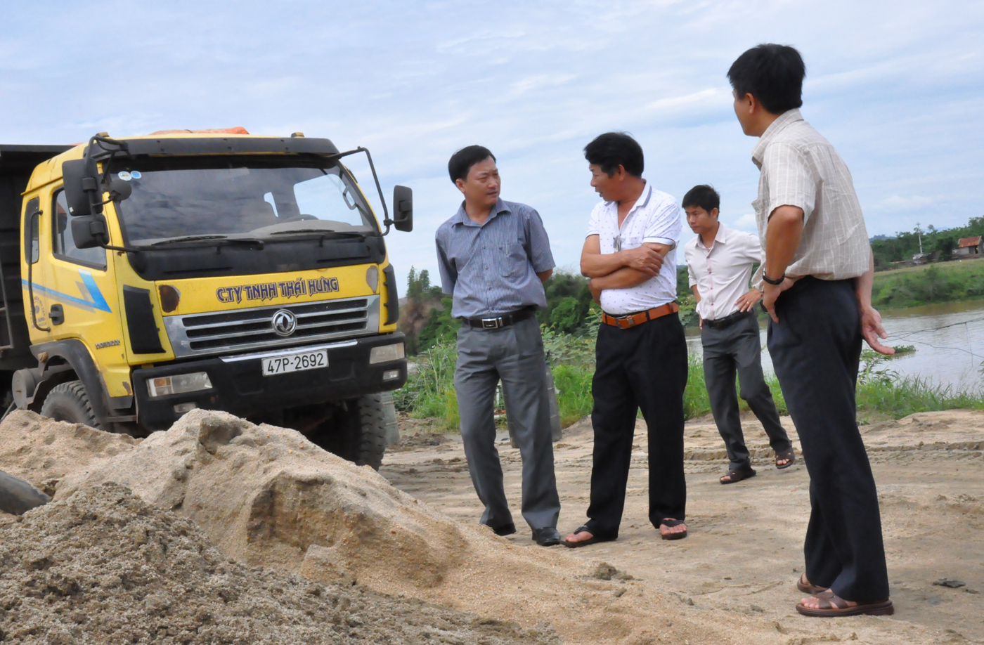 quan chức năng kiểm tra một DN khai thác cát trên địa bàn huyện Krông Ana