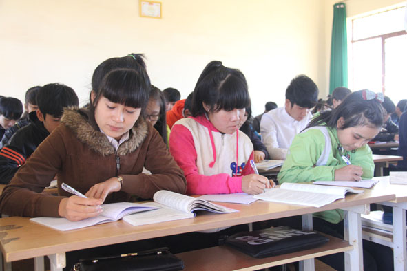 Học sinh lớp 12 Trường THPT Nguyễn Văn Cừ (huyện Krông Búk)  trong giờ ôn tập.