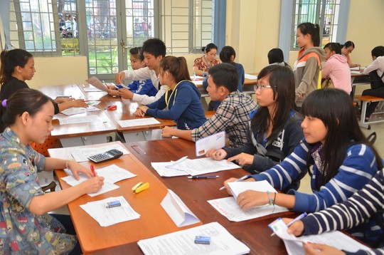 Thí sinh nộp hồ sơ xét tuyển nguyện vọng bổ sung vào Trường ĐH Sài Gòn năm 2014 Ảnh: TẤN THẠNH