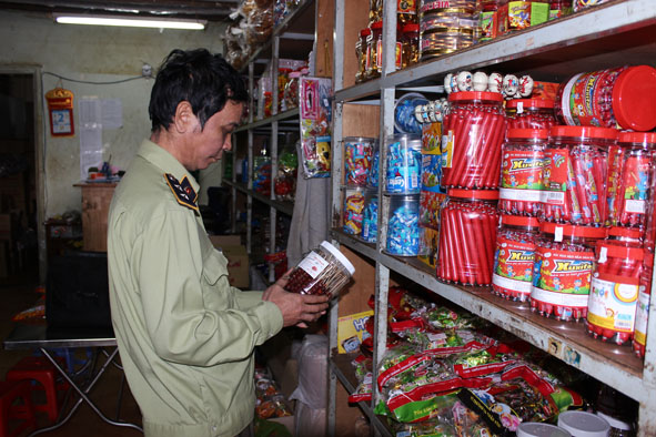 Lực lượng quản lý thị trường tiến hành kiểm tra thực phẩm, bánh kẹo... phục vụ Tết tại một cửa hàng trên địa bàn TP. Buôn Ma Thuột.