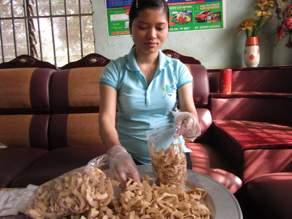 Chị Nguyễn Thị Hạnh đang làm mứt cà phê để giao cho khách.