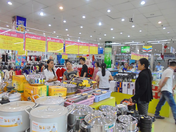 Người tiêu dùng sắm hàng Tết tại Siêu thị Co.opMart Buôn Ma Thuột.