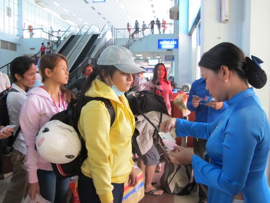 Nhân viên ga Sài Gòn soát vé và CMND của hành khách