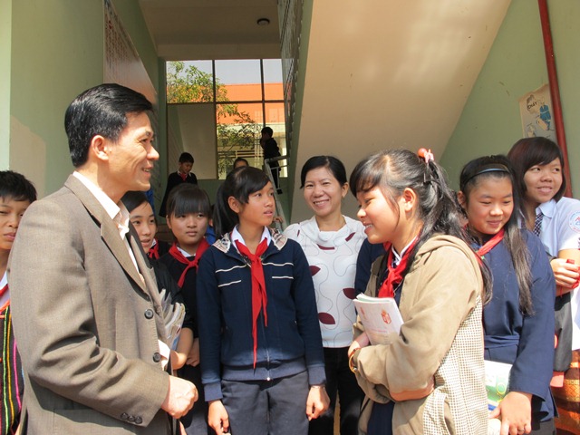 Thứ trưởng Nông Quốc Tuấn trò chuyện động viên các em học sinh phấn đấu chăm ngoan, học giỏi