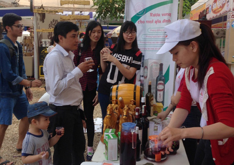 Khách hàng tham quan gian hàng của Công ty TNHH Hồng Hoa Dak Lak tại Hội chợ - Triển lãm chuyên ngành cà phê