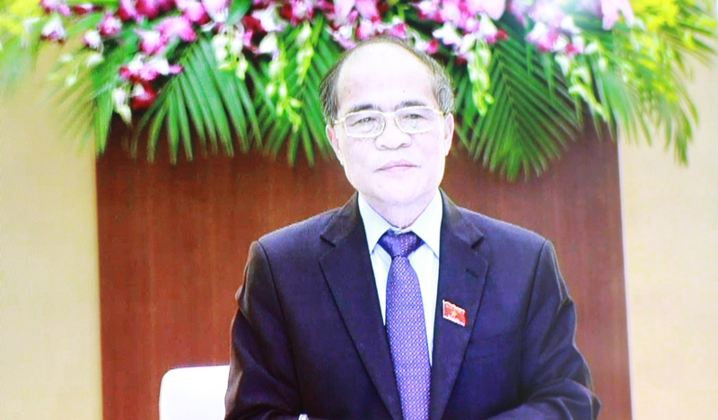 Ủy viên Bộ Chính trị, Chủ tịch Quốc hội Nguyễn Sinh Hùng dự và chỉ đạo các phiên chất vấn.