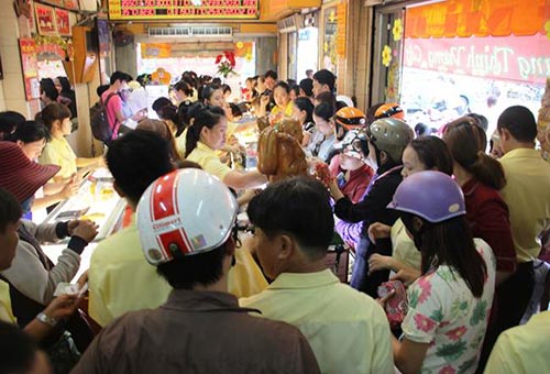 Khách hàng chờ mua vàng tại một cửa hàng ở TP HCM trong ngày Thần Tài mùng 10 tháng giêng vừa qua Ảnh: Lê Phong