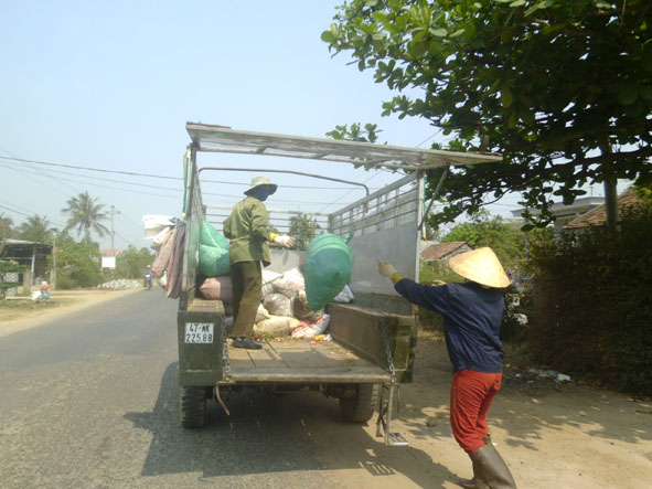 Rác thải ở Hòa Sơn được đóng bao, thuận tiện cho việc thu gom, xử lý.