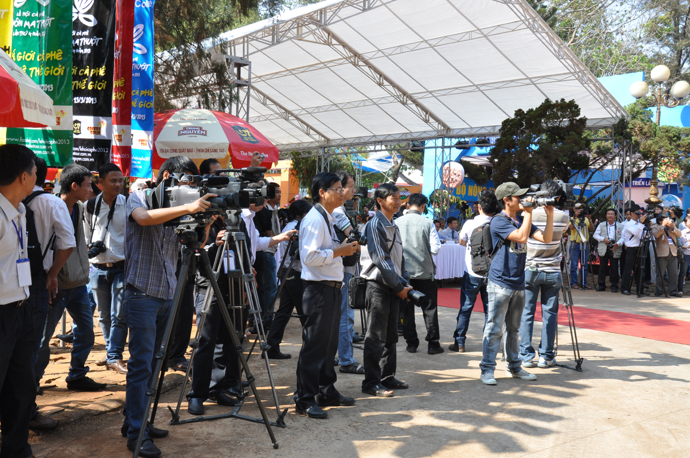 Các phóng viên, nhà báo tác nghiệp tại Lễ hội Cà phê Buôn Ma Thuột lần thứ IV - năm 2013